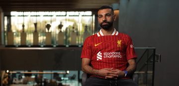 Mohamed Salah wordt door zijn club Liverpool ge&iuml;nterviewd nadat hij net een nieuw contract heeft getekend met een Richard Mille-horloge om de pols