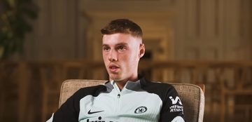 Cole Palmer tijdens een interview met zijn voetbalclub Chelsea