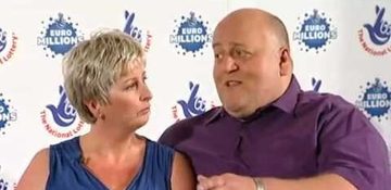 De Britse man en loterijwinnaar Adrian Bayford en zijn ex-vrouw net nadat ze de jackpot van &euro; 172 miljoen hebben gewonnen