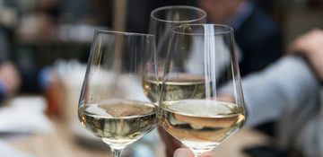 Drie glazen witte wijn uit Frankrijk