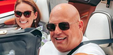 De CEO van Koenigsegg, Christian von Koenigsegg, in een cabrio