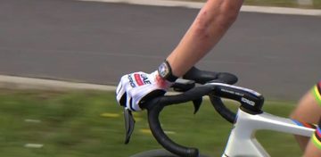 Tadej Pogačar rijdt met een door een Richard Mille-horloge veroorzaakte verwonding tijdens de wielerklassieker Parijs-Roubaix
