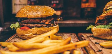 De man eist $ 1 miljoen schadevergoeding nadat hij uitjes kreeg op zijn hamburger