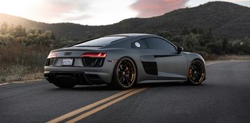Een Audi R8, dwars geparkeerd over een weg
