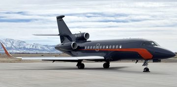 De te koop staande oude priv&eacute;jet van Max Verstappen, geparkeerd op een luchthaven