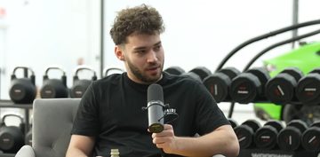 Influencer Adin Ross, die Donald Trump een Rolex gaf, tijdens een podcast