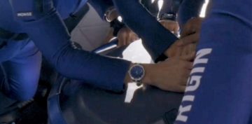 Het horloge om de pols van filmproducent Kerianne Flynn tijdens de ruimtereis in de Blue Origin-raket