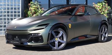 De matgroene Ferrari Purosangue wordt aangeboden bij een Nederlandse dealer