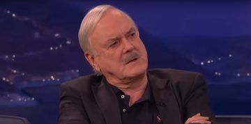 Acteur John Cleese tijdens een interview