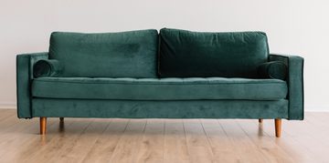 Een groene bank in een woonkamer