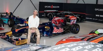 YouTuber WhistlinDiesel terwijl hij op de Toro Rosso Formule 1-auto zit