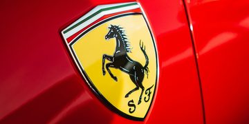 Het welbekende logo van Ferrari, dat overweegt de handbak weer terug te brengen