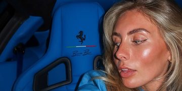 Content creator Bonnie Blue in haar op maat gemaakte Ferrari 458