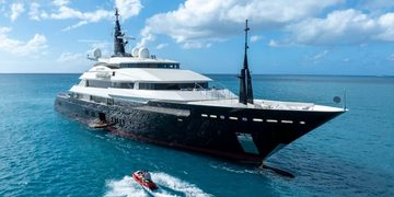 Het superjacht Alfa Nero dobbert voor de kust van Antigua