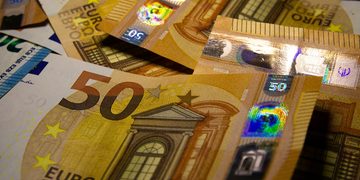 Een flinke stapel geld, bestaande uit biljetten van vijftig euro