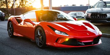 Een rood model Ferrari
