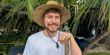 YouTuber MrBeast, miljardair, in een woud met een hoed op