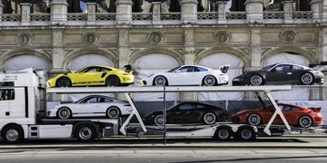 De Porsche 911-collectie van een steenrijke architect uit Oostenrijk op een trailer die naar de veiling gaat