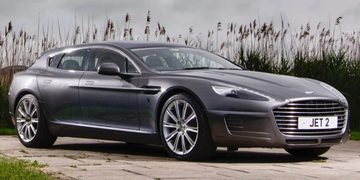 De Aston Martin Bertone geposeerd in een graanveld
