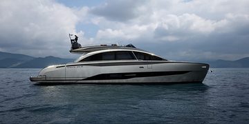 De Pershing GTX70 vaart op het water