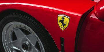 De zijkant van een Ferrari, waarbij er vooral op het logo is gefocust