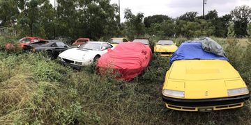 Een collectie van enkele oude Ferrari's, geparkeerd in een veld in de Amerikaanse staat Texas