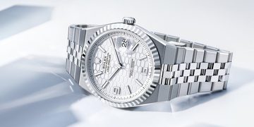Een zilveren Rolex Land Dweller, &eacute;&eacute;n van de nieuwe horloges in 2025