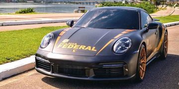 De in beslag genomen Porsche 911 Turbo fungeert nu als politieauto