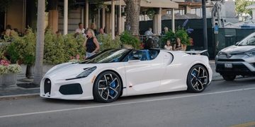 De Amerikaanse Bugatti Mistral geparkeerd in Napels