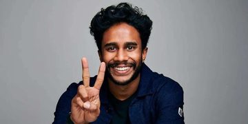 Multimiljonair Vinay Hiremath poseert met een peace-teken