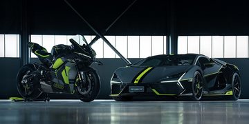 De nieuwe motorfiets van Ducati, ge&iuml;nspireerd op de ernaast geparkeerde Lamborghini Revuelto