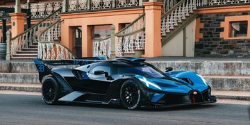 De pijlsnelle Bugatti Bolide op het Circuit de Mirecourt in Frankrijk