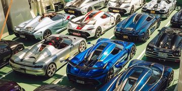 De auto's van Koenigsegg op het dek van de veerboot