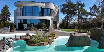 De buitenzijde van de moderne villa die goedkoop is