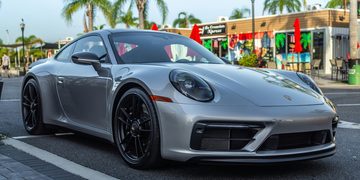 Een auto van het meest waardevolle luxemerk ter wereld, Porsche