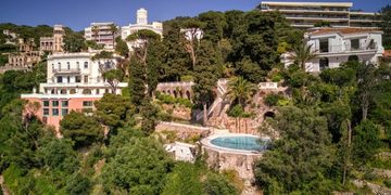 De buitenzijde van de voormalige villa van Sean Connery