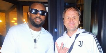 De Franse rapper Ma&icirc;tre Gims poseert met een bekende