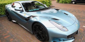 De peperdure Ferrari F12tdf werd gespot in Laren