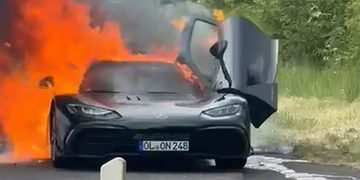 De Mercedes-AMG One die in brand vloog