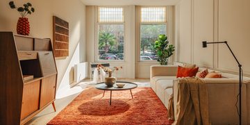De living in het dubbele benedenhuis van Frank Rijkaard