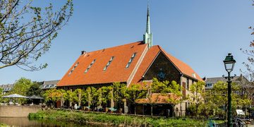 De buitenzijde van de Haagse kerk