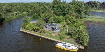 Het desbetreffende priv&eacute;-eiland in de Loosdrechtse Plassen