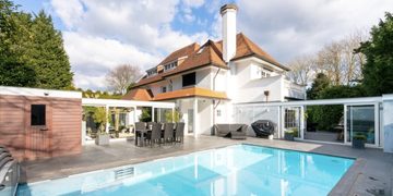 De voormalige villa van Connie Breukhoven staat voor &euro; 4 miljoen te koop