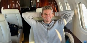 Nico H&uuml;lkenberg in zijn priv&eacute;jet