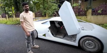De Lamborghini-eigenaar naast zijn bouwproject
