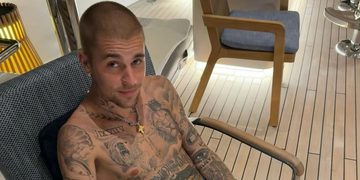 Justin Bieber met zijn nieuwe ketting om
