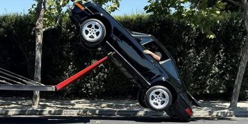 De auto die beschadigd raakte door een ongeluk met een trailer