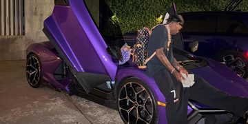 Travis Scott met zijn nieuwe Lamborghini Revuelto