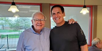 Mark Cuban, de man die dronken aan American Airline-pas kocht, naast Warren Buffett.
