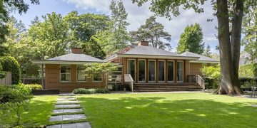 De buitenzijde van de miljoenenvilla in Baarn